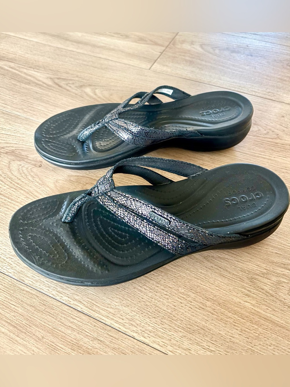 CROCS Women's Black Metallic Textured Strap Flip Flop Sandals
